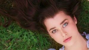 Dua Warna Bola Mata Model Cantik Bikin Netizen Kagum