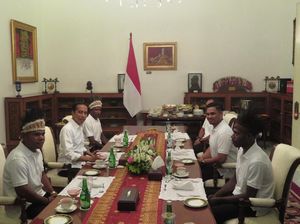 Jokowi Ajak Makan Siang Warga Nduga dan Yapen Papua