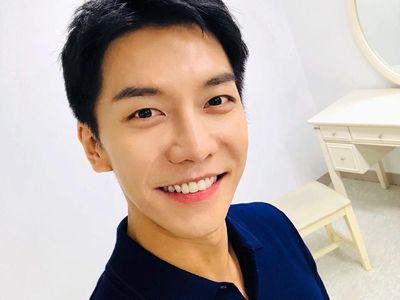 Gaya Lee Seung Gi yang Viral Karena Jajan Cenil Lupis di Jogja