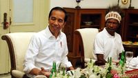 Momen Jokowi Makan Siang Bareng Warga Papua