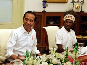 Momen Jokowi Makan Siang Bareng Warga Papua