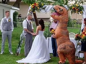 Jadi Bridesmaid, Wanita Ini Viral karena Dandan Ajaib Pakai Kostum T-Rex