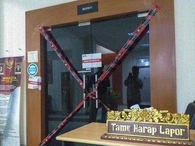 KPK Segel Kantor Bupati Kabupaten Muara Enim