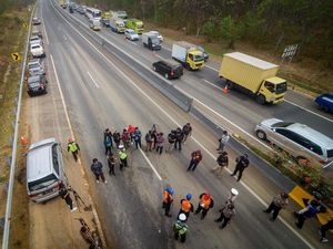 Suasana Olah TKP Pascatabrakan Beruntun di Tol Cipularang Suasana Olah TKP Pascatabrakan Beruntun di Tol Cipularang