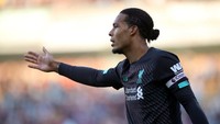 Bek tengah Liverpool Virgil van Dijk seperti batu karang di jantung pertahanan. Van Dijk memenangi 12 duel udara, yang membantu Liverpool mencetak clean sheet pertama di musim ini. Foto: Carl Recine / Action Images via Reuters