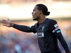 Bek tengah Liverpool Virgil van Dijk seperti batu karang di jantung pertahanan. Van Dijk memenangi 12 duel udara, yang membantu Liverpool mencetak clean sheet pertama di musim ini. Foto: Carl Recine / Action Images via Reuters