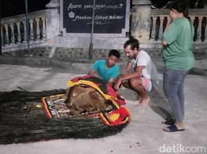 WN Prancis yang Keliling Dunia Pakai Sepeda Belajar Reog di Ponorogo