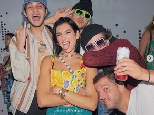 Pose Dua Lipa Melet Bareng Anwar Hadid Pose Dua Lipa Melet Bareng Anwar Hadid