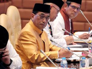 Raket dengan Komisi V, Menhub Kenakan Pakaian Adat Riau