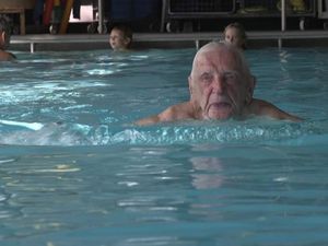 Perkenalkan Leo, Pelatih Renang Berusia 102 Tahun dari Jerman