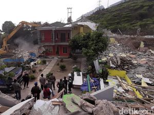 Rumah di Puncak Kena Bongkar, Wanita Ini Ancam Lompat dari Lantai 2