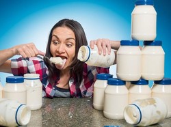 Pecahkan Rekor Dunia, Wanita Ini Habiskan 3 Stoples Mayonnaise dalam 3 Menit!