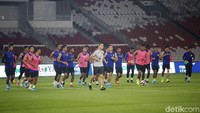 Para pemain timnas Malaysia menjalani sesi latihan di Stadion GBK.