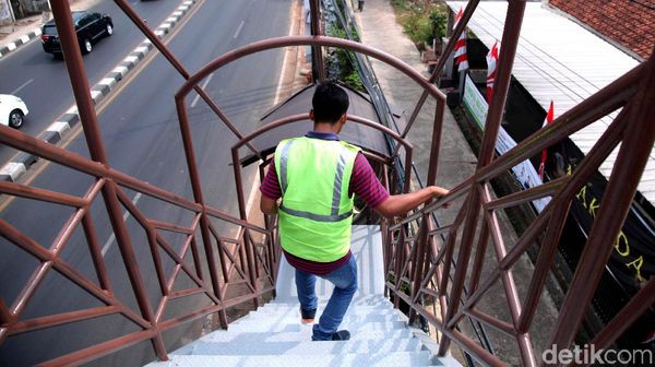 Hati-hati, JPO di Kawasan Ciputat Masih Dalam Perbaikan