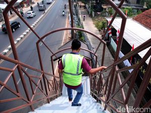 Hati-hati, JPO di Kawasan Ciputat Masih Dalam Perbaikan