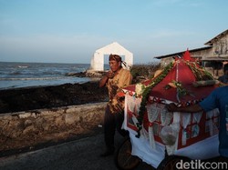 Warga Karawang Ritual Kubur Kepala Kerbau untuk Tolak Bala