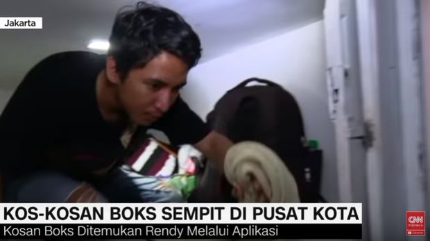 Rendy, salah satu penghuni kos kotak yang sempit
