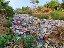 Melihat Lebih Dekat Lautan Sampah di Kali Jambe Bekasi