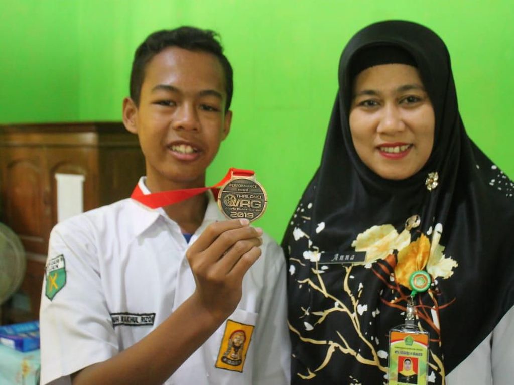 Anak Tukang Permak Baju Raih Penghargaan Lomba Robotika Internasional Anak Tukang Permak Baju Raih Penghargaan Lomba Robotika Internasional