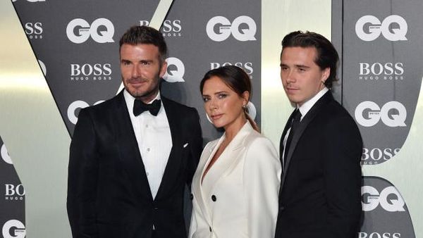 Foto: The Beckhams Eksis Lagi di Red Carpet, Kompak Pakai Setelan