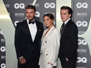 Foto: The Beckhams Eksis Lagi di Red Carpet, Kompak Pakai Setelan Foto: The Beckhams Eksis Lagi di Red Carpet, Kompak Pakai Setelan