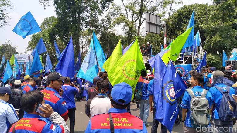 Buruh di Jabar Demo Tolak Revisi UU Tenagakerja dan Kenaikan Iuran BPJS Buruh Di Jabar Demo Tolak Revisi Uu Tenagakerja Dan Kenaikan Iuran Bpjs