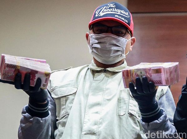 KPK Tunjukkan Barang Bukti OTT Bupati Bengkayang