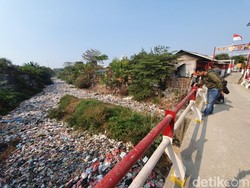 Lautan Sampah di Kali Jambe, Bupati Bekasi Minta Segera Dibersihkan