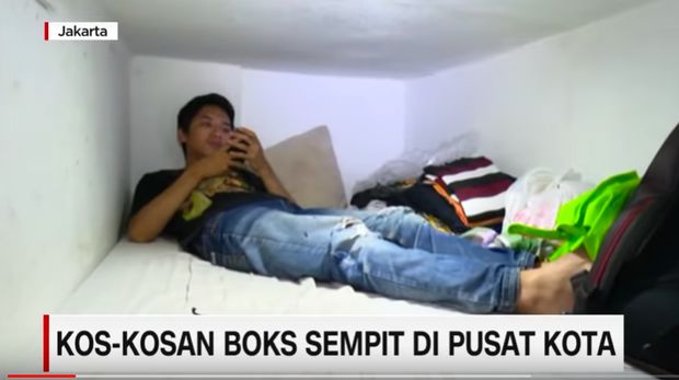 Rendy, salah satu penghuni kos kotak yang sempit