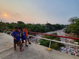Dampak Lautan Sampah Kali Jambe Bekasi: Banyak Nyamuk-Warga Kena DBD Dampak Lautan Sampah Kali Jambe Bekasi: Banyak Nyamuk-Warga Kena DBD