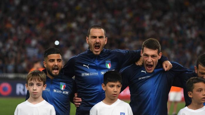 Leonardo Bonucci bikin Aleksandre Karapetin dikartu merah. (Foto: Claudio Villa/Getty Images)