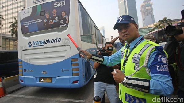 Momen Dirut TransJakarta Jadi Petugas Patroli