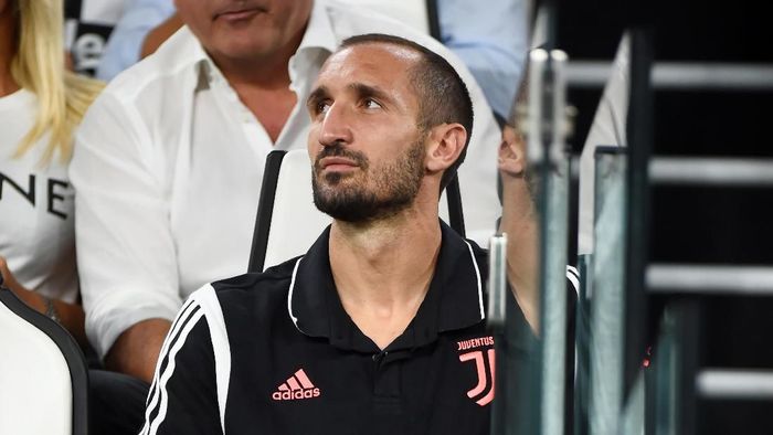 Giorgio Chiellini Soccer Football - Serie A - Juventus v Napoli - Allianz Stadium, Turin, Italy - August 31, 2019 Juventus Giorgio Chiellini looks on from the stand holding crutches and wearing protective knee wear REUTERS/Massimo Pinca