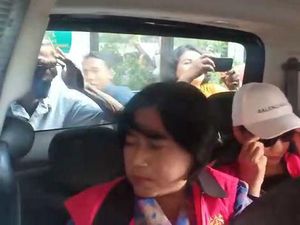 Usai Diperiksa Kasus Jasmas, 2 Anggota DPRD Surabaya Langsung Ditahan Usai Diperiksa Kasus Jasmas, 2 Anggota DPRD Surabaya Langsung Ditahan