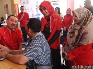 Bos Telkomsel Layani Pelanggan di Hari Pelanggan Nasional