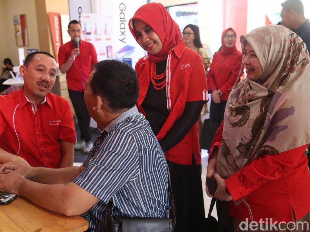 Bos Telkomsel Layani Pelanggan di Hari Pelanggan Nasional Bos Telkomsel Layani Pelanggan di Hari Pelanggan Nasional