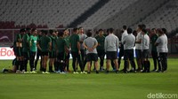 Latihan dipimpin langsung oleh Simon McMenemy. Menurutnya pertandingan besok bakal menjadi laga spesial. Apalagi, duel Timnas dengan Malaysia tersebut bukan sekadar mencari kemenangan atau poin, namun menjadi adu gengsi. 