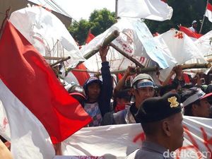 Bawa Keranda Mayat, Warga Pasuruan Tolak Relokasi