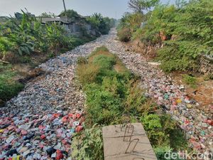 Warga Mengeluh Bau Menyengat dari Lautan Sampah di Kali Jambe Bekasi Warga Mengeluh Bau Menyengat dari Lautan Sampah di Kali Jambe Bekasi