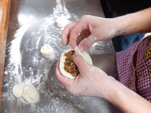 Anak Kecil Ini Bikin 500 Bakpao Tiap Hari untuk Bantu Orangtuanya Anak Kecil Ini Bikin 500 Bakpao Tiap Hari untuk Bantu Orangtuanya