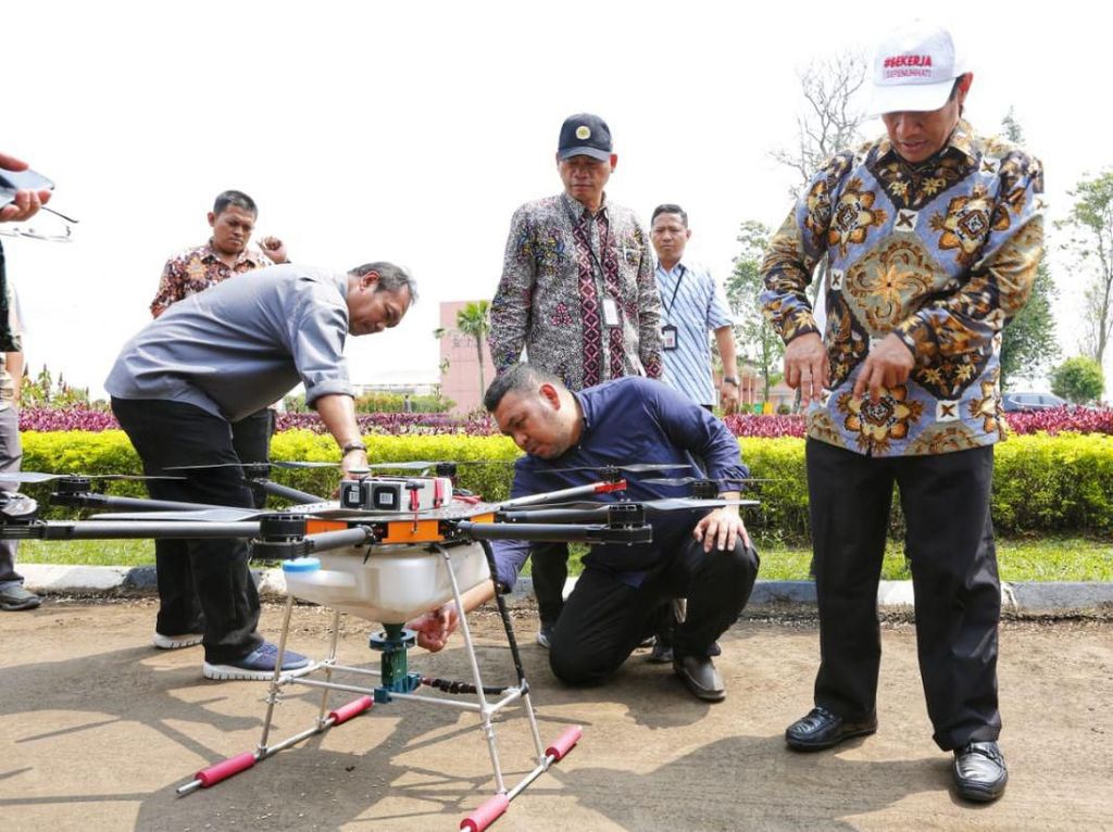 Percepat Tanam di Musim Kemarau, Kementan Tebar Benih Pakai Drone Percepat Tanam di Musim Kemarau, Kementan Tebar Benih Pakai Drone