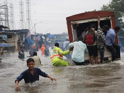 Hujan Deras Ganggu Jadwal Kereta Hingga Penerbangan di Mumbai