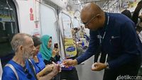 Dirut MRT Bagi-bagi Pin di hari Pelanggan Nasional