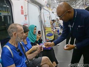 Dirut MRT Bagi-bagi Pin di hari Pelanggan Nasional Dirut MRT Bagi-bagi Pin di hari Pelanggan Nasional