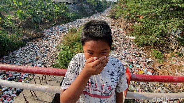 Potret Menjijikkan Lautan Sampah di Kali Jambe Bekasi