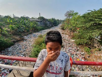 Potret Menjijikkan Lautan Sampah di Kali Jambe Bekasi