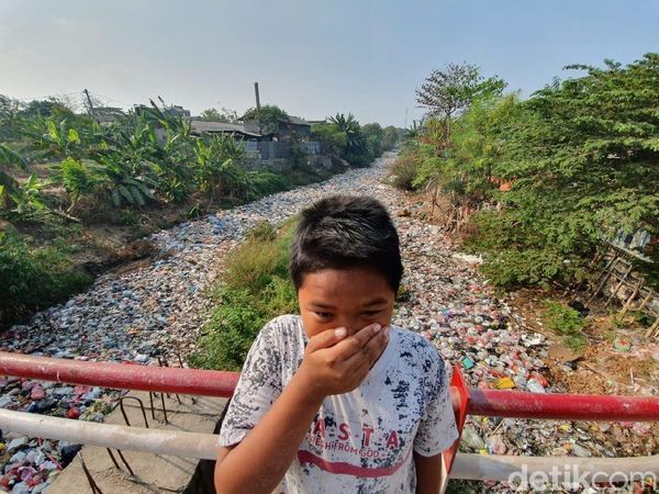 Potret Menjijikkan Lautan Sampah di Kali Jambe Bekasi