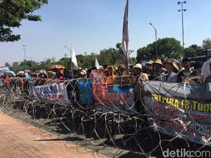 Petani Garam Pulau Madura Demo di Kantor Gubernur, Ini Tuntutannya