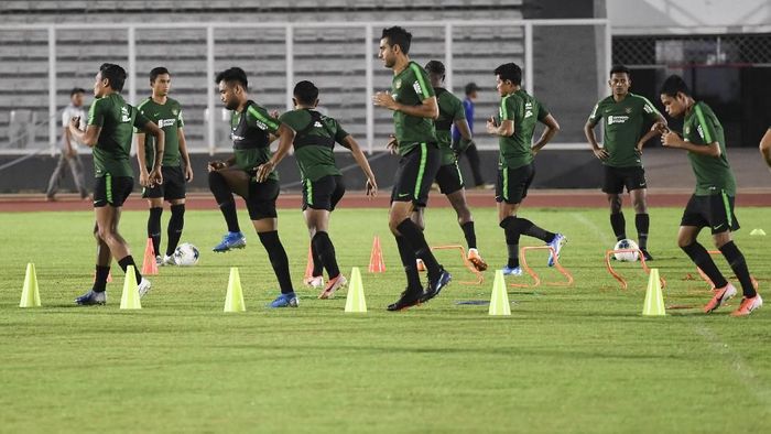Timnas Indonesia berlatih menjelang laga dengan Malaysia (ANTARA FOTO/Hafidz Mubarak A) Timnas Indonesia berlatih menjelang laga dengan Malaysia (ANTARA FOTO/Hafidz Mubarak A)