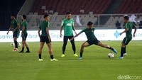 Para pemain Timnas Indonesia menjalani sesi latihan di Stadion GBK.